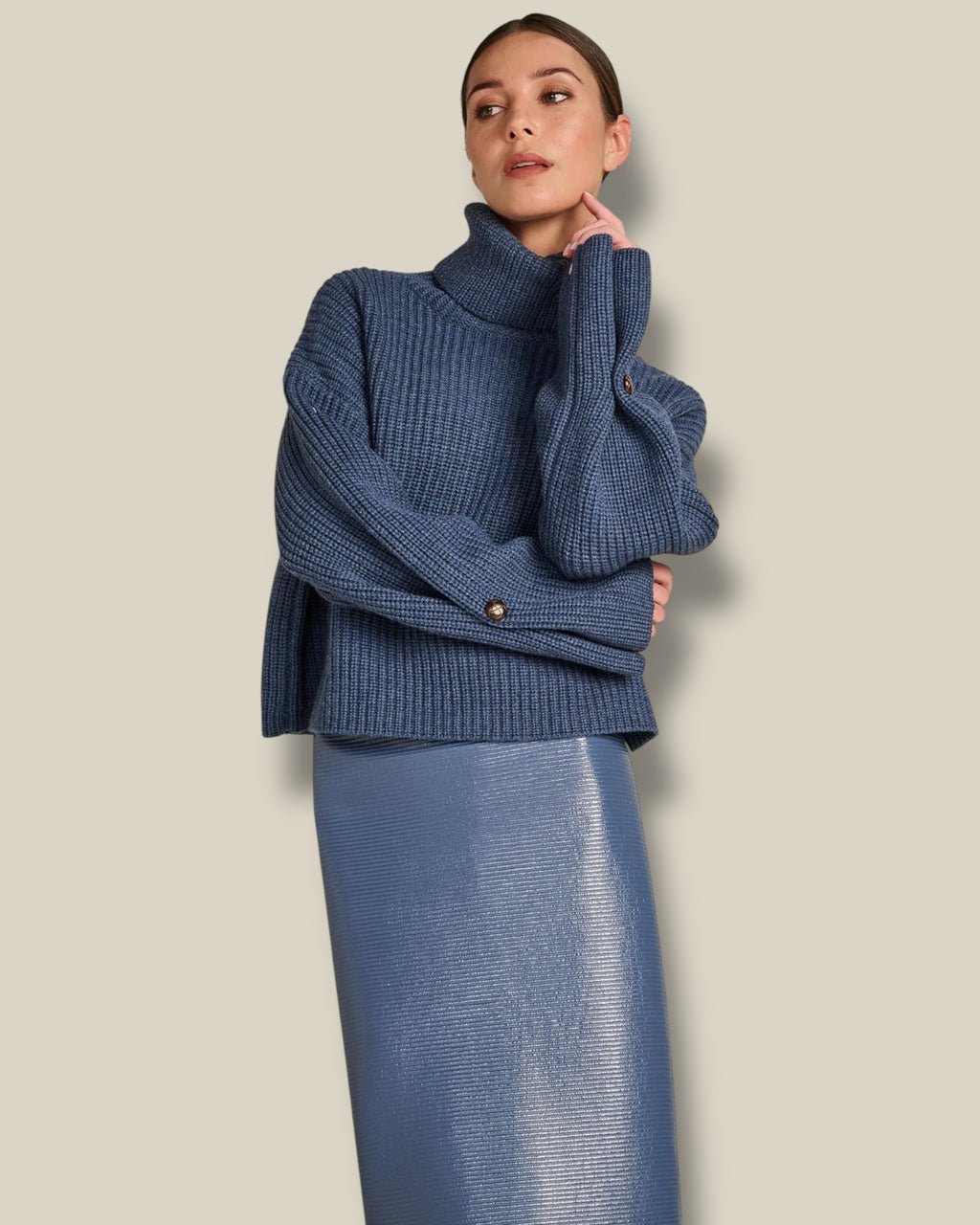 cloudy-blue-dames-pullover-met-turtleneck-rib-ami-van-march23-she-stories-gwen