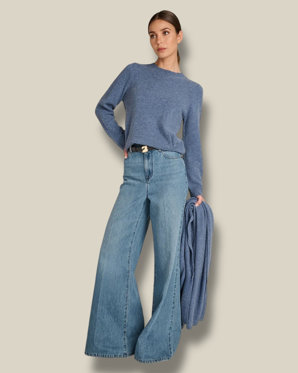 cloudy-blue-dames-pull-van-kasjmier-met-rib-ronde-hals-lange-mouwen-liva-van-march23-she-stories-gwen