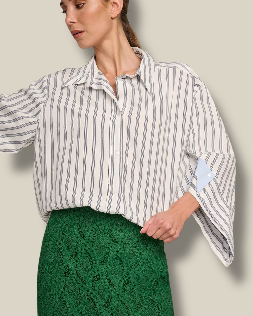wit-gestreepte-dames-blouse-met-kraag-poplin-gabbie-van-march23-she-stories-gwen