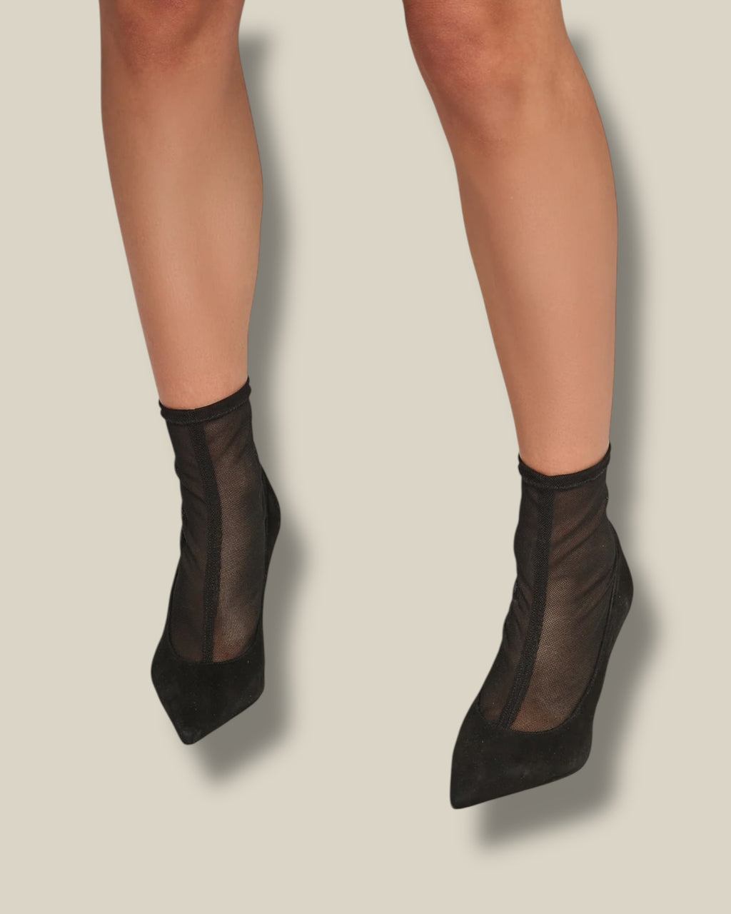 black-dames-pumps-met-hoge-hak-puntige-neus-suede-en-mesh-vasco-van-march23-she-stories-gwen