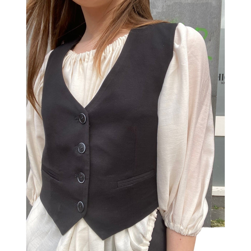 zwarte-dames-gilet-met-gesp-knoopsluiting-mouwloos-van-eleh-she-stories-gwen