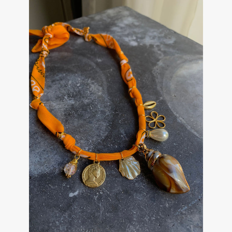 Bandana- ketting-oranje-bedels-schelp-sins-she stories-