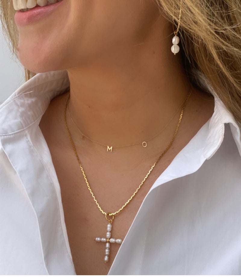 FIEN - ketting white pearl cross charm