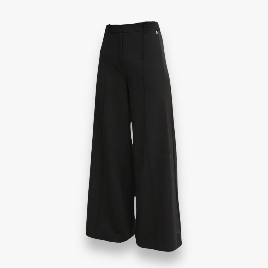 zwarte-dames-pantalon-met-wijde-pijpen-zijbiezen-permanente-vouwen-actitude-she-stories-gwen