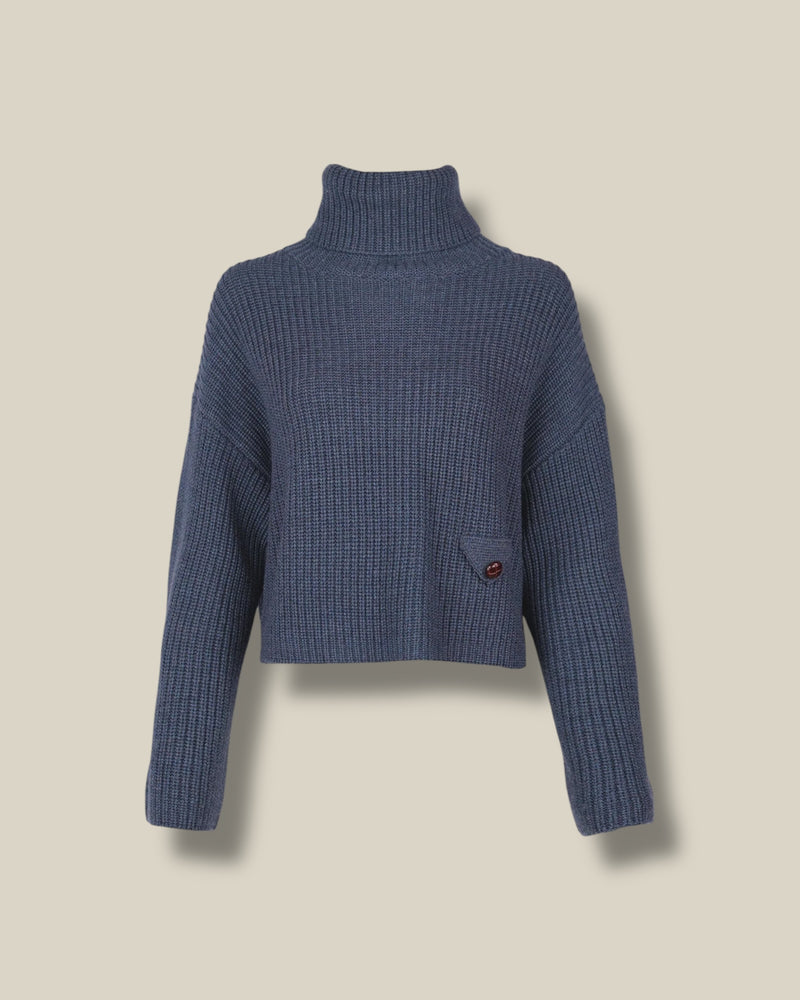 cloudy-blue-dames-pullover-met-turtleneck-rib-ami-van-march23-she-stories-gwen
