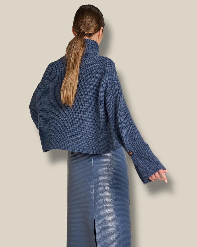 cloudy-blue-dames-pullover-met-turtleneck-rib-ami-van-march23-she-stories-gwen