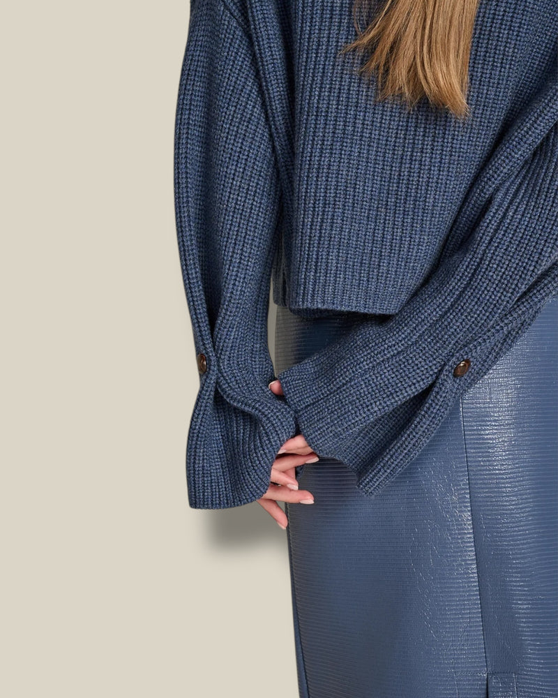 cloudy-blue-dames-pullover-met-turtleneck-rib-ami-van-march23-she-stories-gwen