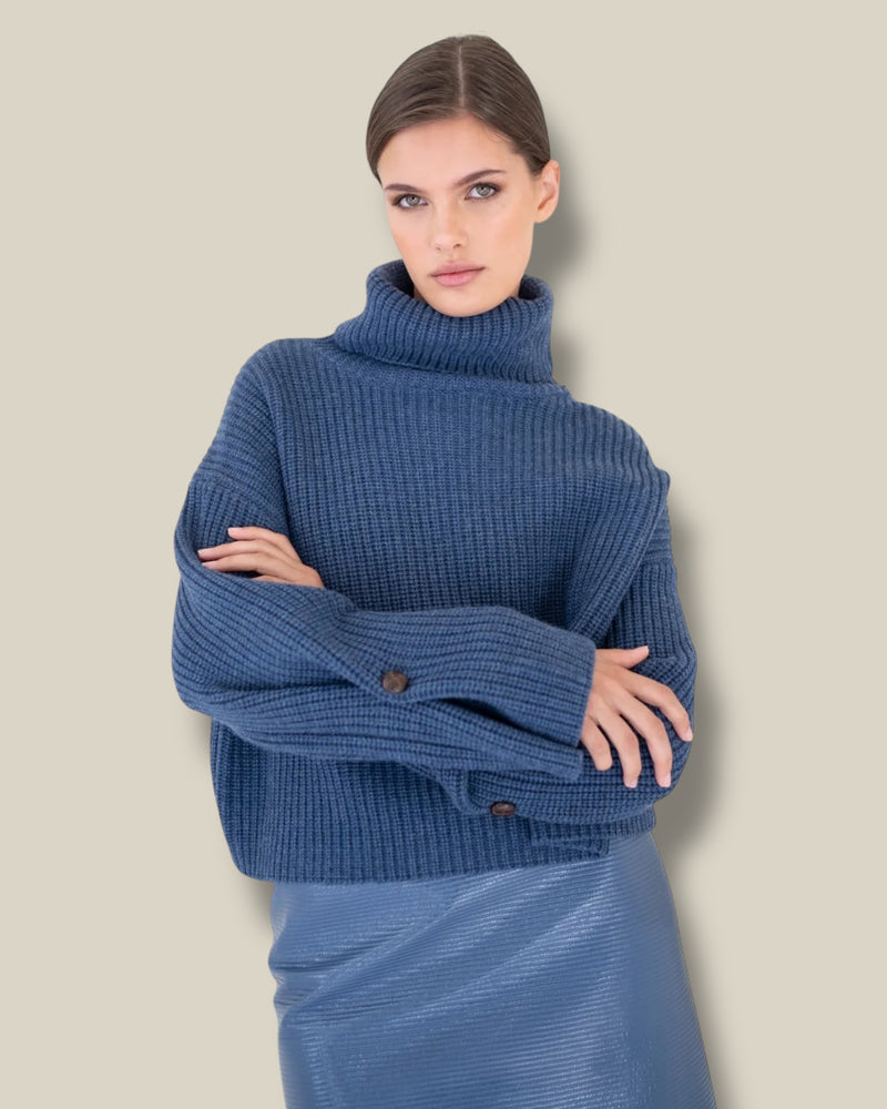 cloudy-blue-dames-pullover-met-turtleneck-rib-ami-van-march23-she-stories-gwen
