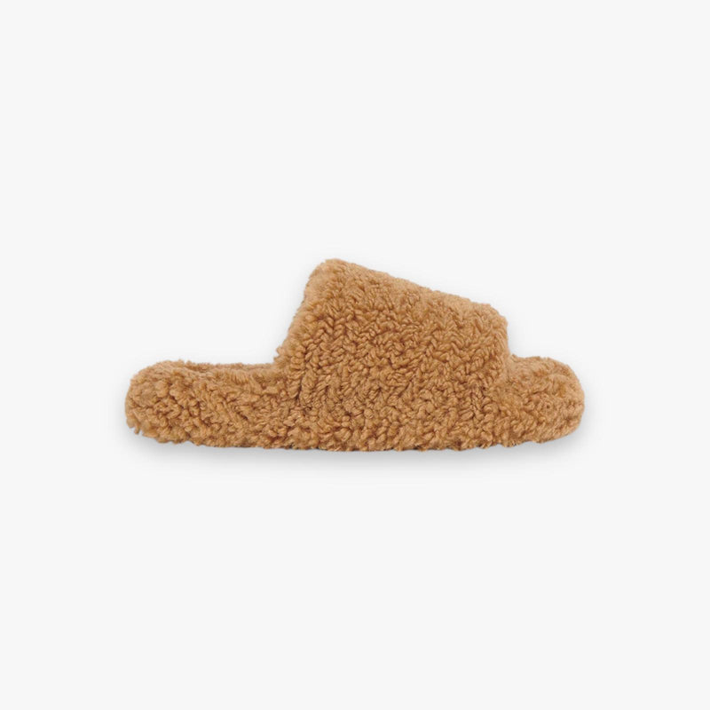 camel-dames-boucle-slides-van-recycled-polyester-dillon-van-apparis-she-stories-gwen