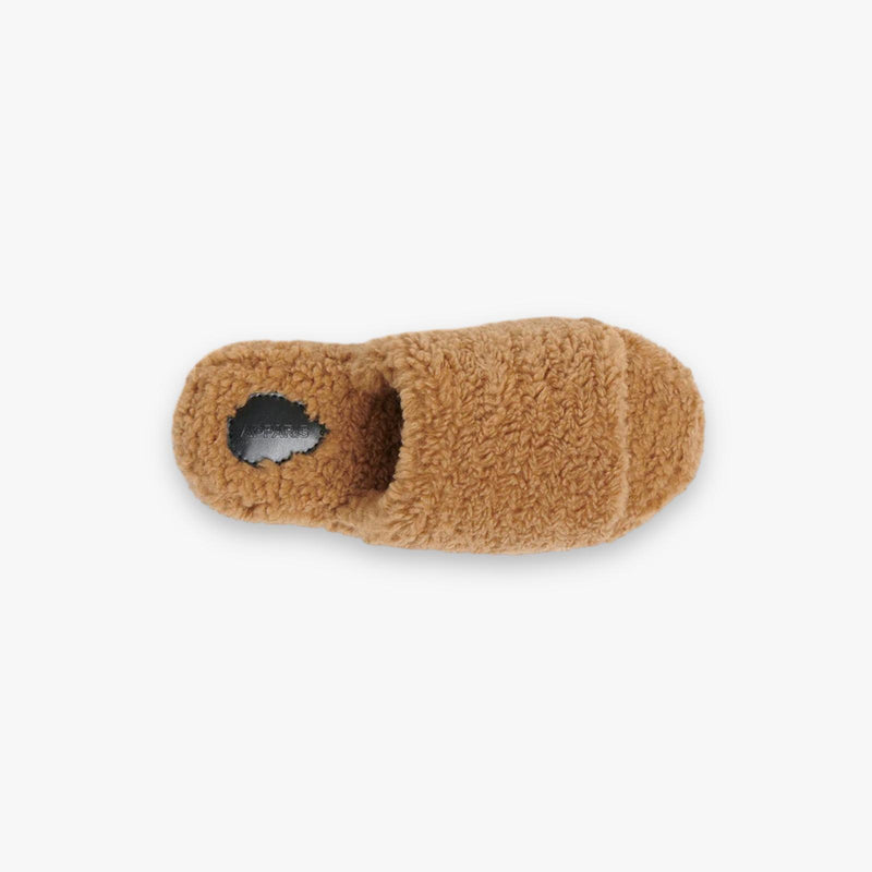 camel-dames-boucle-slides-van-recycled-polyester-dillon-van-apparis-she-stories-gwen