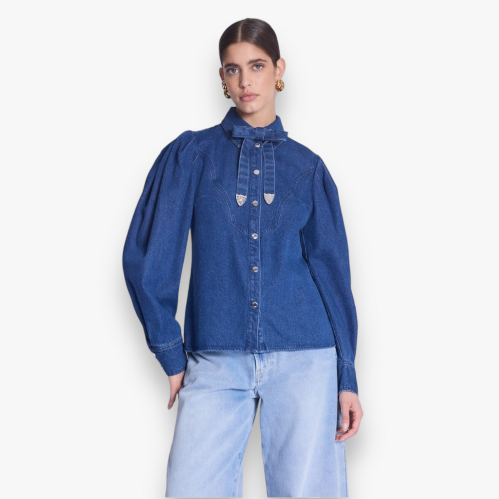 denim-blue-dames-blouse-met-strik-kraag-lange-gepofte-mouwen-clov-van-berenice-she-stories-gwen