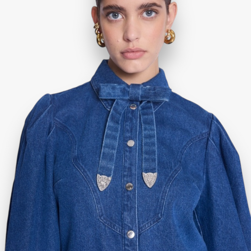 denim-blue-dames-blouse-met-strik-kraag-lange-gepofte-mouwen-clov-van-berenice-she-stories-gwen