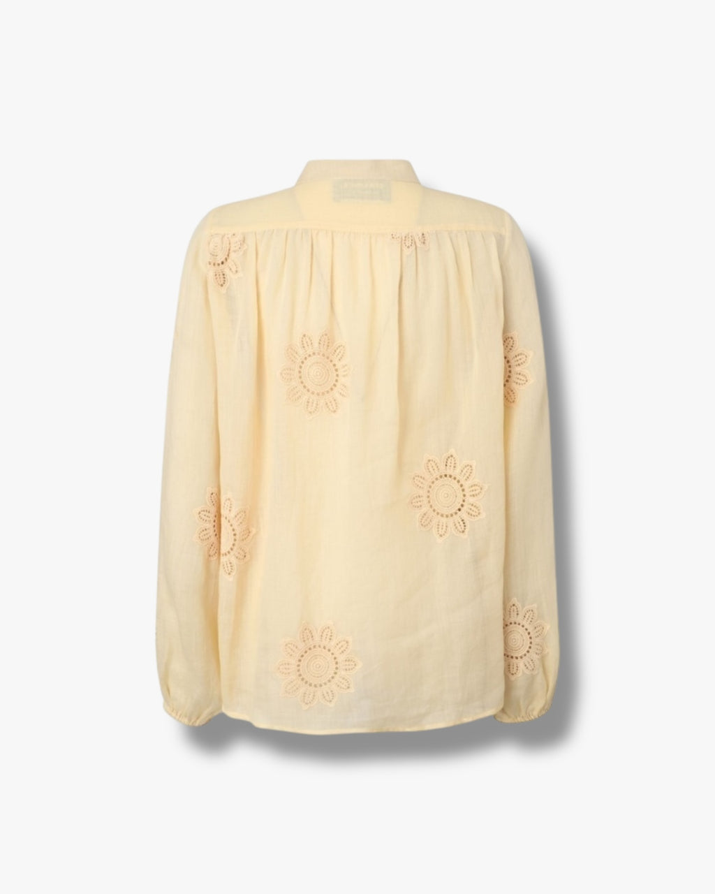 peach-yellow-dames-blouse-met-bloemen-borduursels-clover-van-berenice-she-stories-gwen