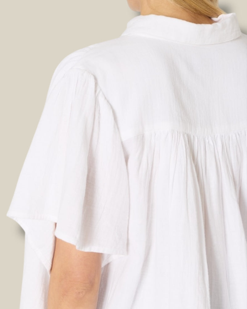 wit-dames-oversized-blouse-met-plooien-kraag-cristifly-van-berenice-she-stories-gwen