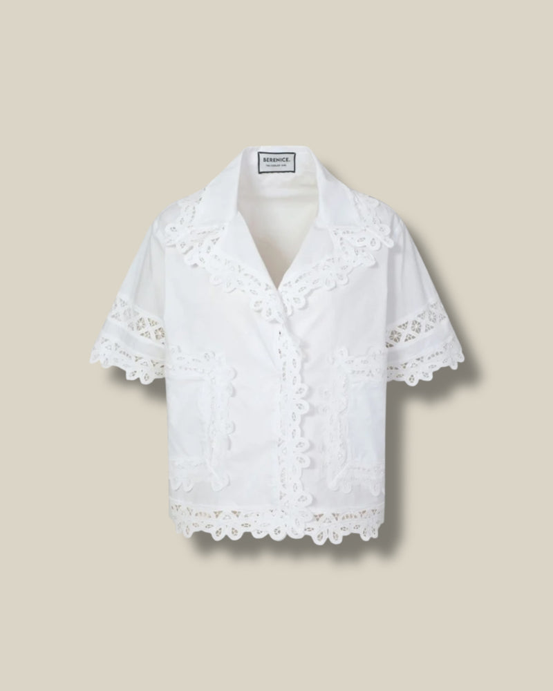 witte-dames-blouse-met-kraag-korte-mouwen-borduursels-crystal-van-berenice-she-stories-gwen