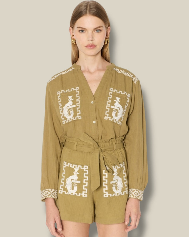 khaki-dames-shorts-met-ceintuur-borduursels-riemlussen-wijd-model-selma-van-berenice-she-stories-gwen