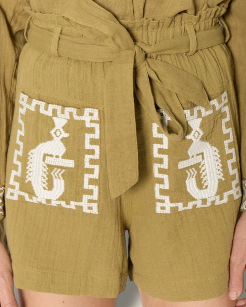 khaki-dames-shorts-met-ceintuur-borduursels-riemlussen-wijd-model-selma-van-berenice-she-stories-gwen