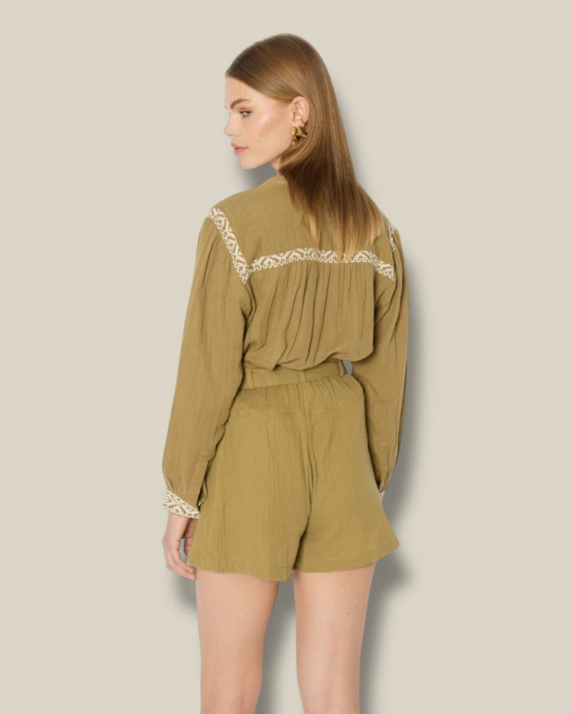 khaki-dames-shorts-met-ceintuur-borduursels-riemlussen-wijd-model-selma-van-berenice-she-stories-gwen