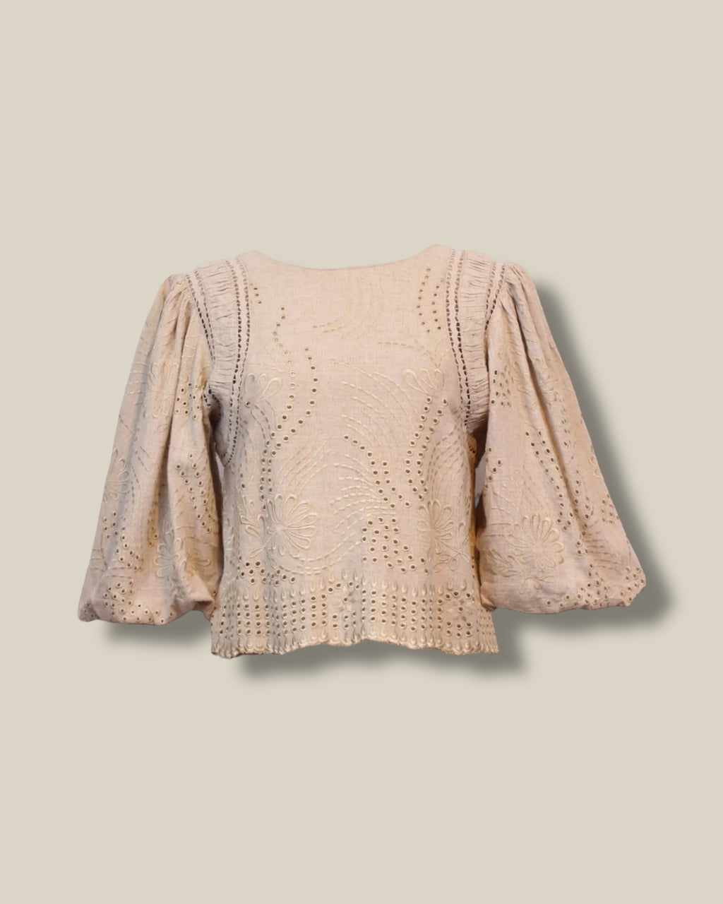 light-khaki-dames-top-met-ronde-hals-borduursels-cropped-fit-trinity-van-berenice-she-stories-gwen