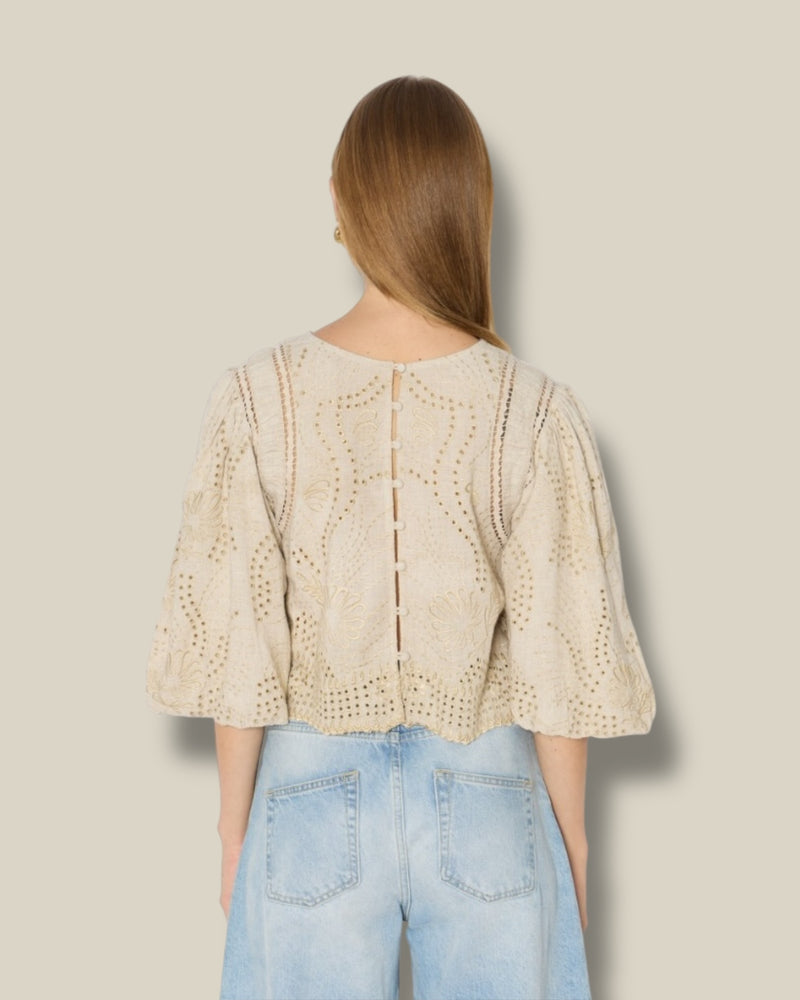 light-khaki-dames-top-met-ronde-hals-borduursels-cropped-fit-trinity-van-berenice-she-stories-gwen