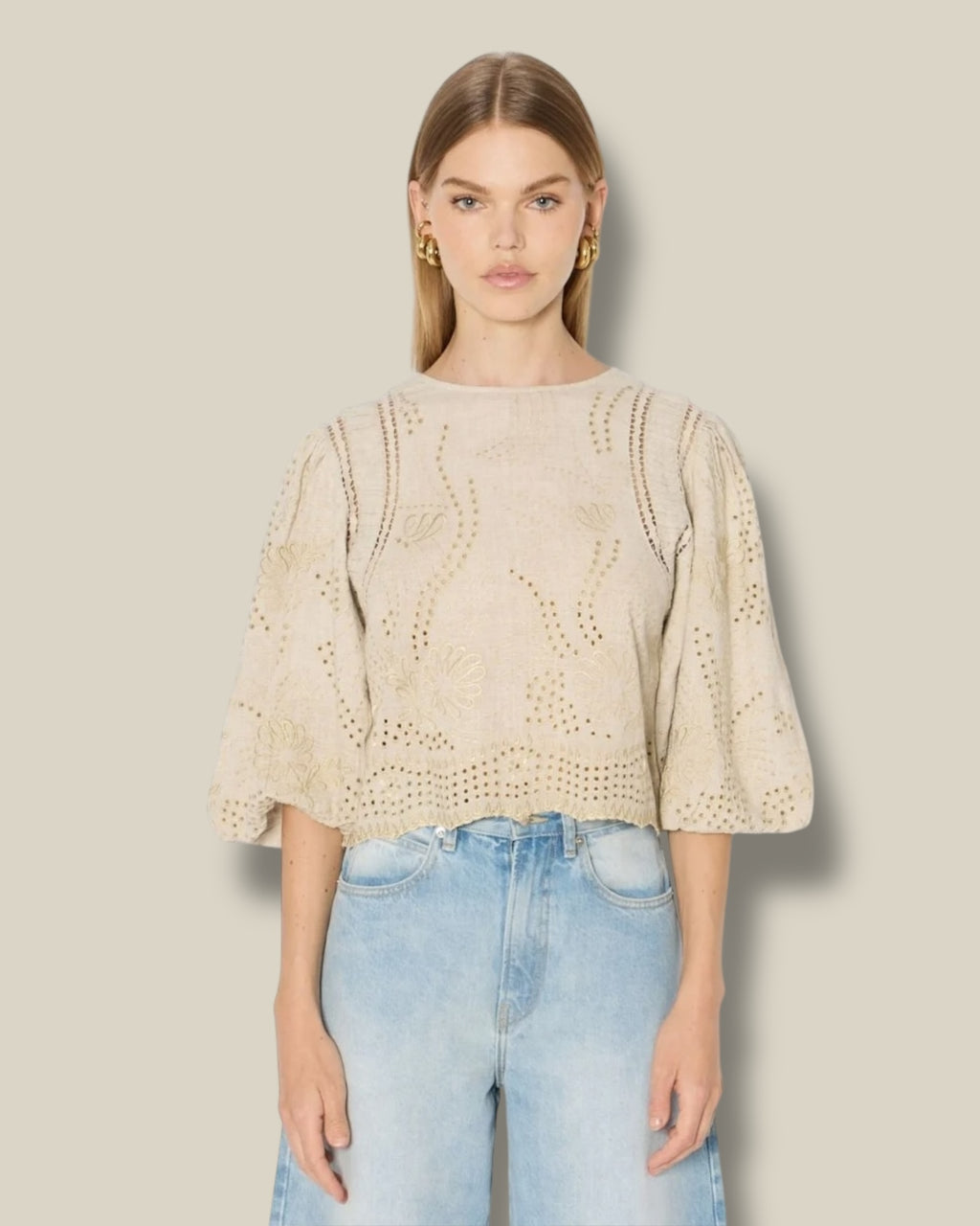 light-khaki-dames-top-met-ronde-hals-borduursels-cropped-fit-trinity-van-berenice-she-stories-gwen