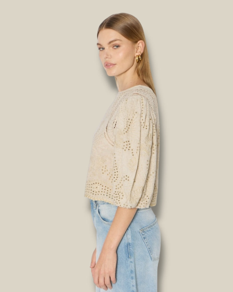 light-khaki-dames-top-met-ronde-hals-borduursels-cropped-fit-trinity-van-berenice-she-stories-gwen