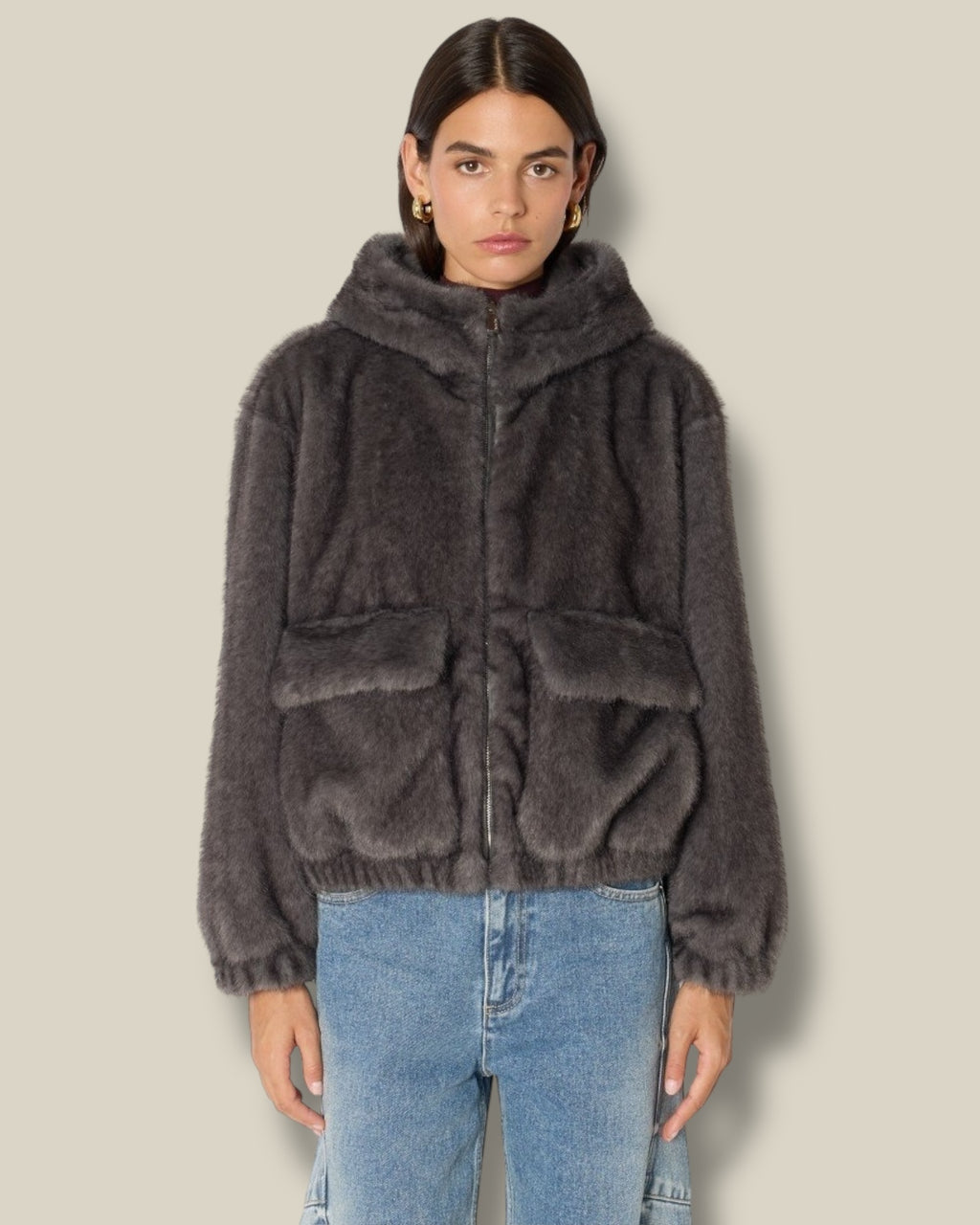 antraciet-grijze-dames-faux-fur-jas-met-capuchon-opgestikte-zakken-van-berenice-she-stories-gwen