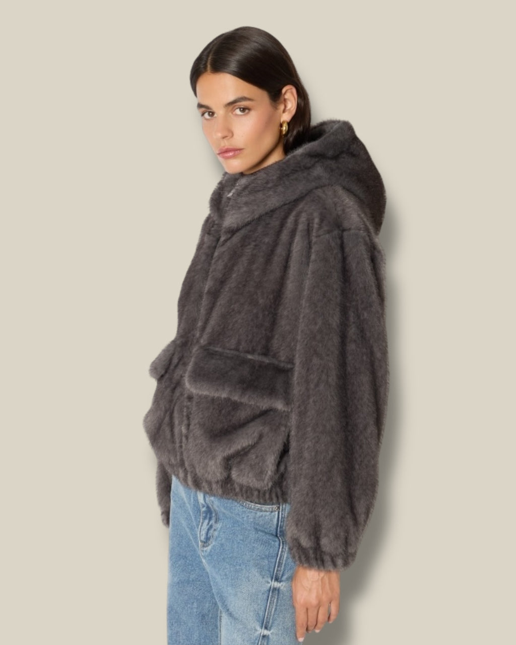 antraciet-grijze-dames-faux-fur-jas-met-capuchon-opgestikte-zakken-van-berenice-she-stories-gwen