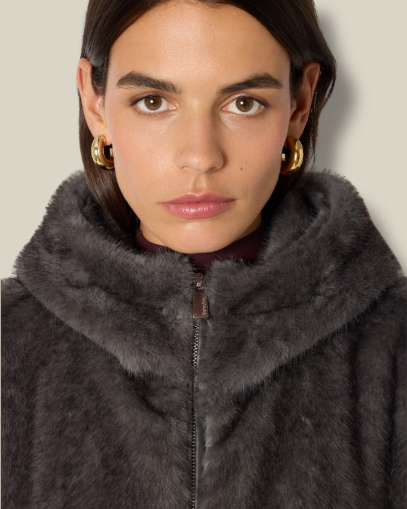 antraciet-grijze-dames-faux-fur-jas-met-capuchon-opgestikte-zakken-van-berenice-she-stories-gwen