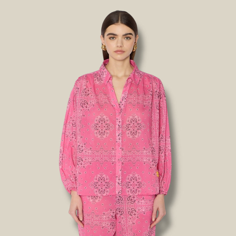 raspberry-dames-blouse-met-bandanaprint-kraag-lange-mouwen-canila-van-berenice-she-stories-gwen