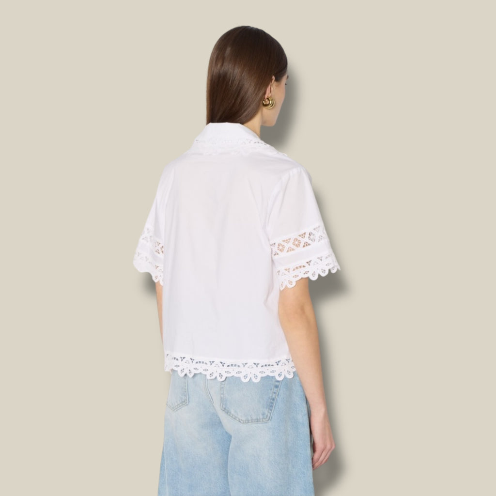 witte-dames-blouse-met-kraag-korte-mouwen-borduursels-crystal-van-berenice-she-stories-gwen