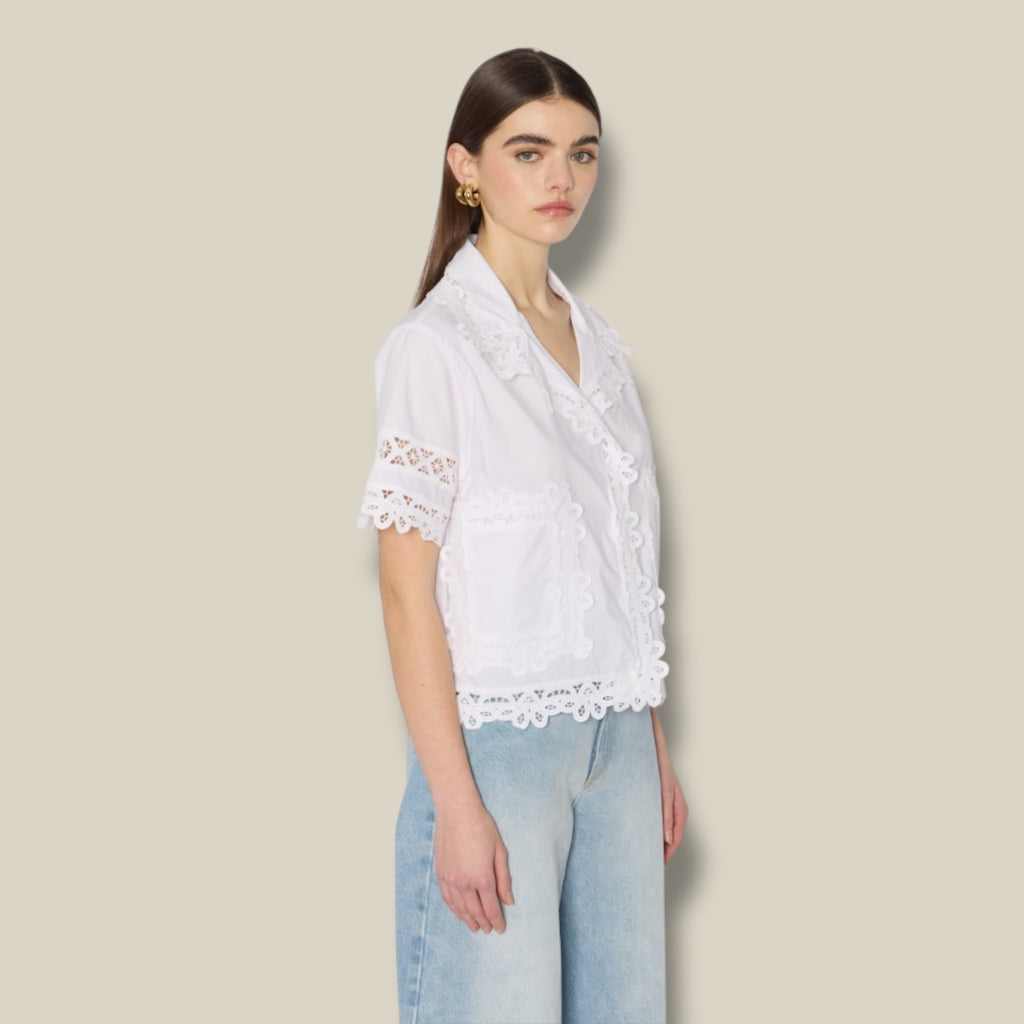 witte-dames-blouse-met-kraag-korte-mouwen-borduursels-crystal-van-berenice-she-stories-gwen