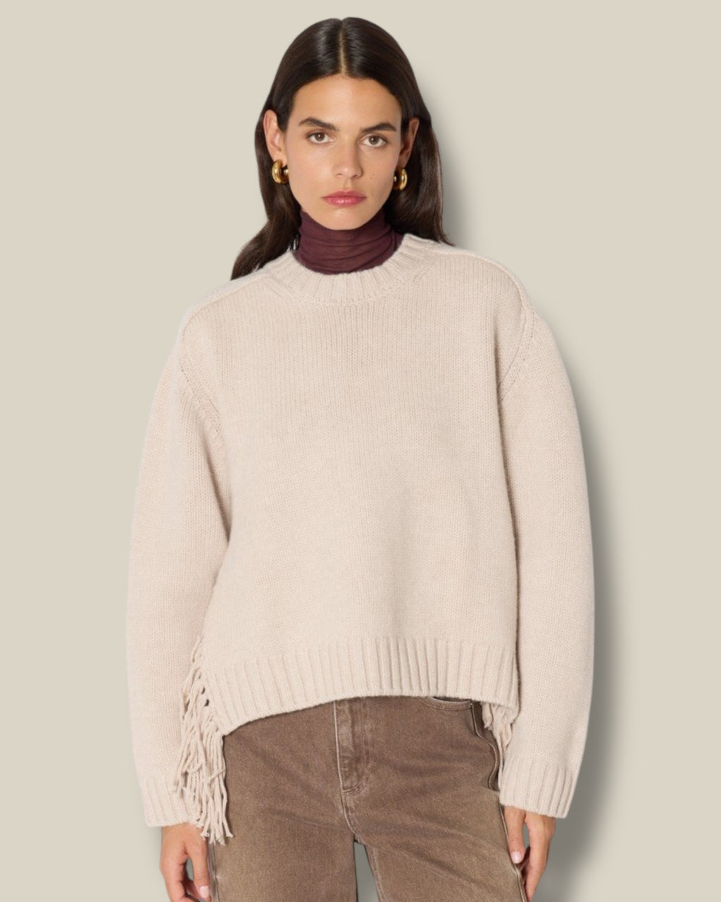 beige-melange-dames-trui-met-franjes-splitten-rib-myfringes-van-berenice-she-stories-gwen