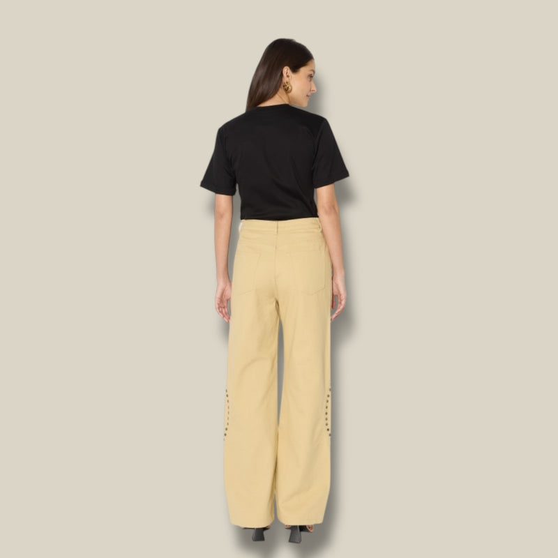 sand-dames-jeans-met-studs-wijde-pijpen-paukland-van-berenice-she-stories-gwen