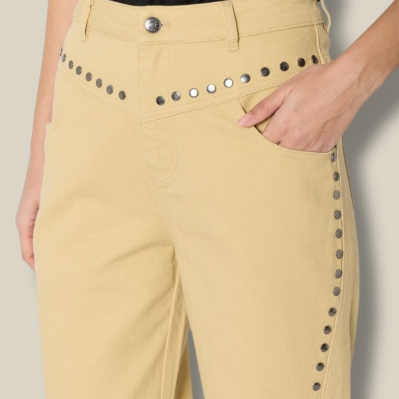 sand-dames-jeans-met-studs-wijde-pijpen-paukland-van-berenice-she-stories-gwen