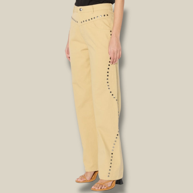 sand-dames-jeans-met-studs-wijde-pijpen-paukland-van-berenice-she-stories-gwen