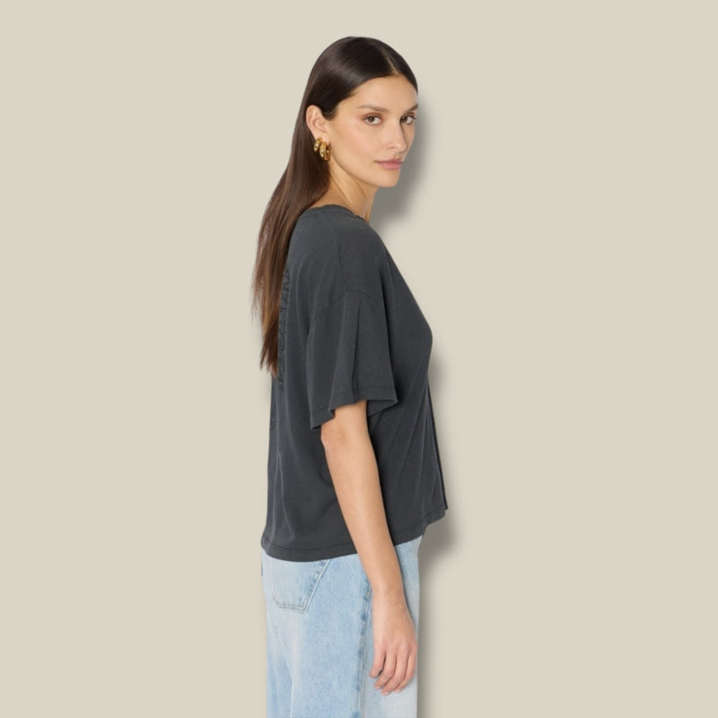 carbone-dames-t-shirt-met-tunesische-kraag-strassvleugels-korte-mouwen-temilio-van-berenice-she-stories-gwen