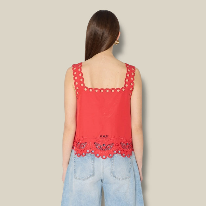 corail-rode-dames-top-met-engelse-borduursels-vierkante-kraag-ctista-van-berenice-she-stories-gwen