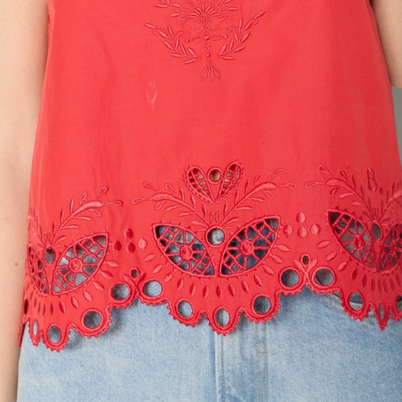 corail-rode-dames-top-met-engelse-borduursels-vierkante-kraag-ctista-van-berenice-she-stories-gwen