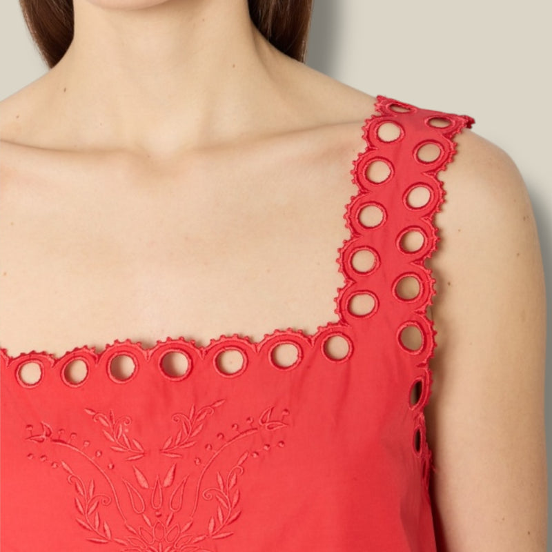 corail-rode-dames-top-met-engelse-borduursels-vierkante-kraag-ctista-van-berenice-she-stories-gwen