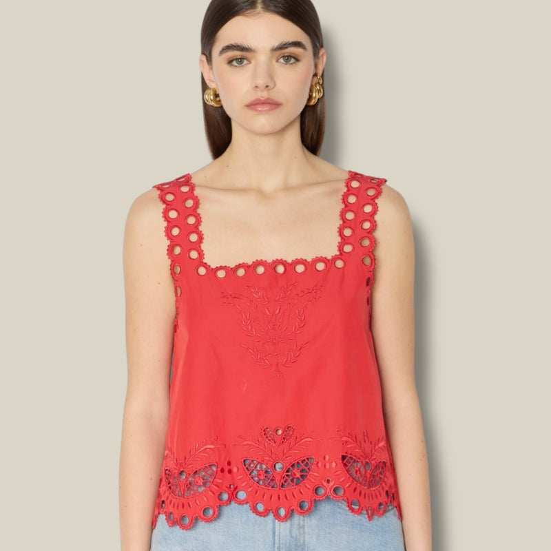 corail-rode-dames-top-met-engelse-borduursels-vierkante-kraag-ctista-van-berenice-she-stories-gwen