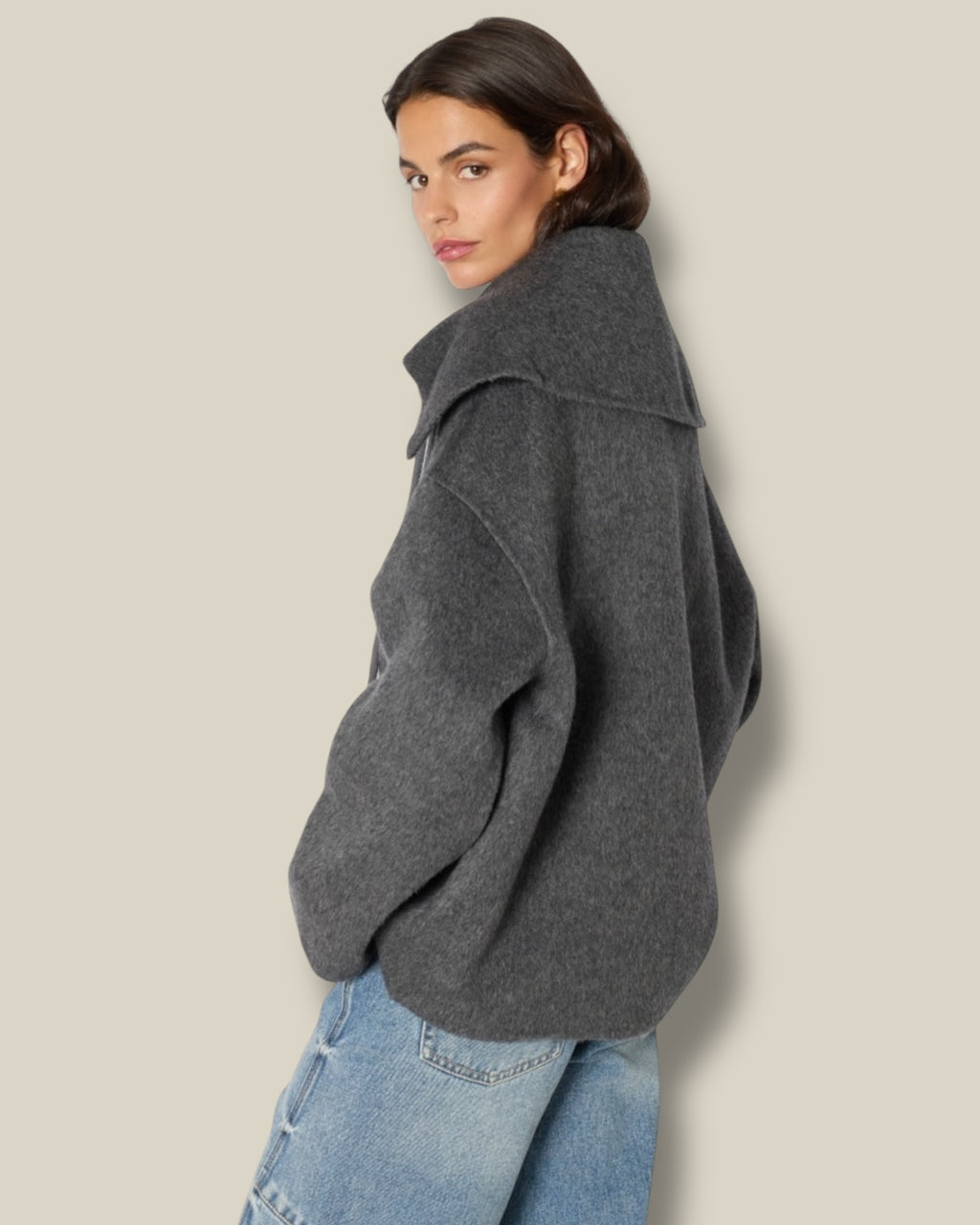 dark-grey-melange-dames-jack-van-wol-grote-kraag-lange-mouwen-van-berenice-she-stories-gwen