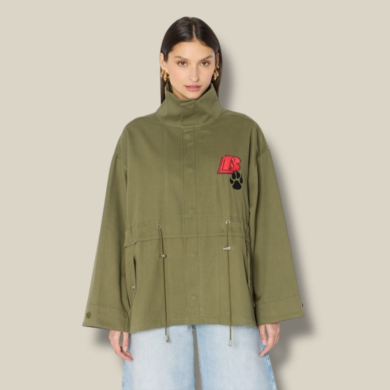 khaki-dames-korte-parka-jas-met-patches-hoge-kraag-lange-wijde-mouwen-vitto-van-berenice-she-stories-gwen