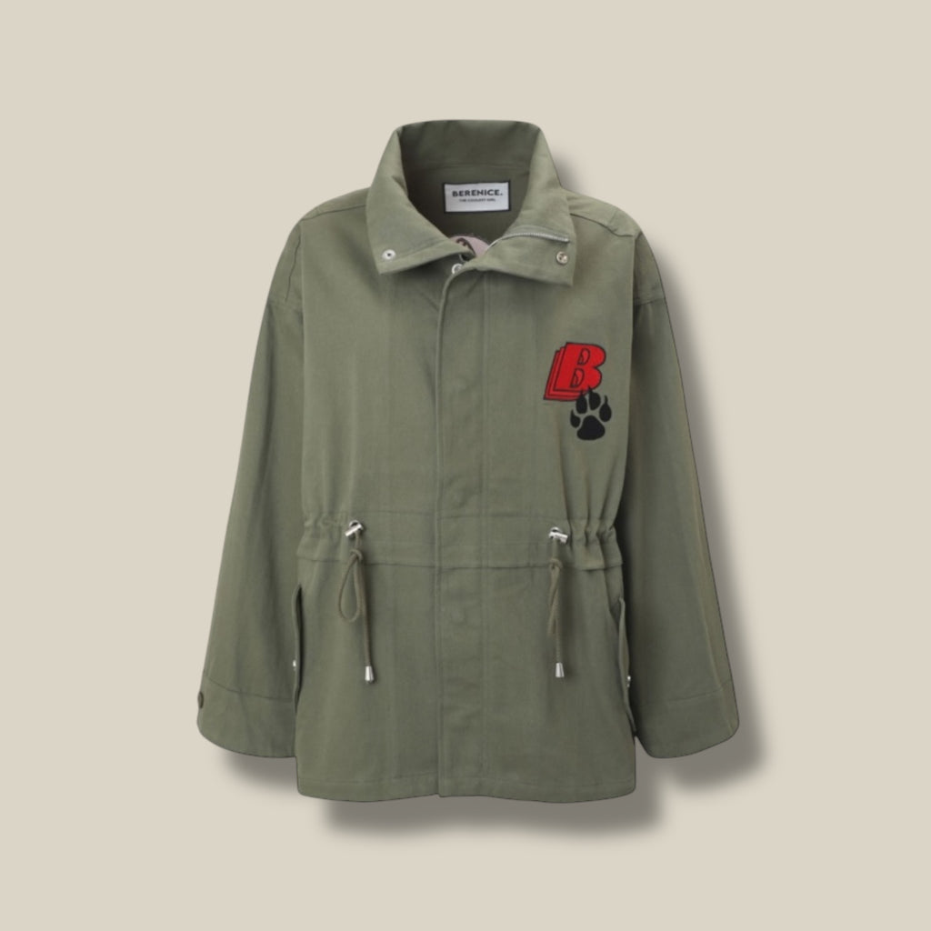 khaki-dames-korte-parka-jas-met-patches-hoge-kraag-lange-wijde-mouwen-vitto-van-berenice-she-stories-gwen