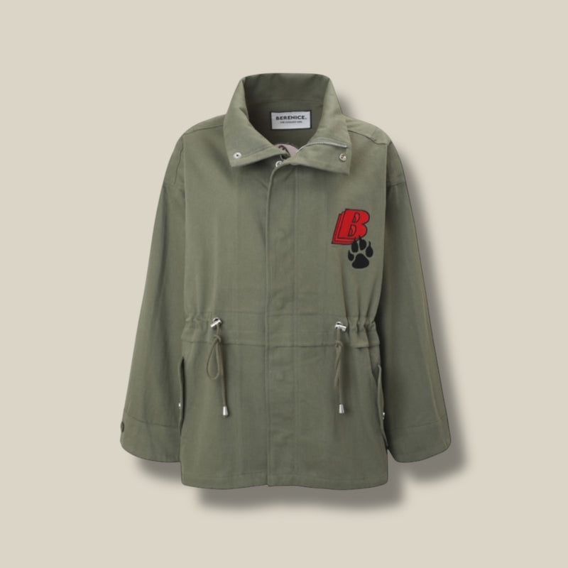 khaki-dames-korte-parka-jas-met-patches-hoge-kraag-lange-wijde-mouwen-vitto-van-berenice-she-stories-gwen