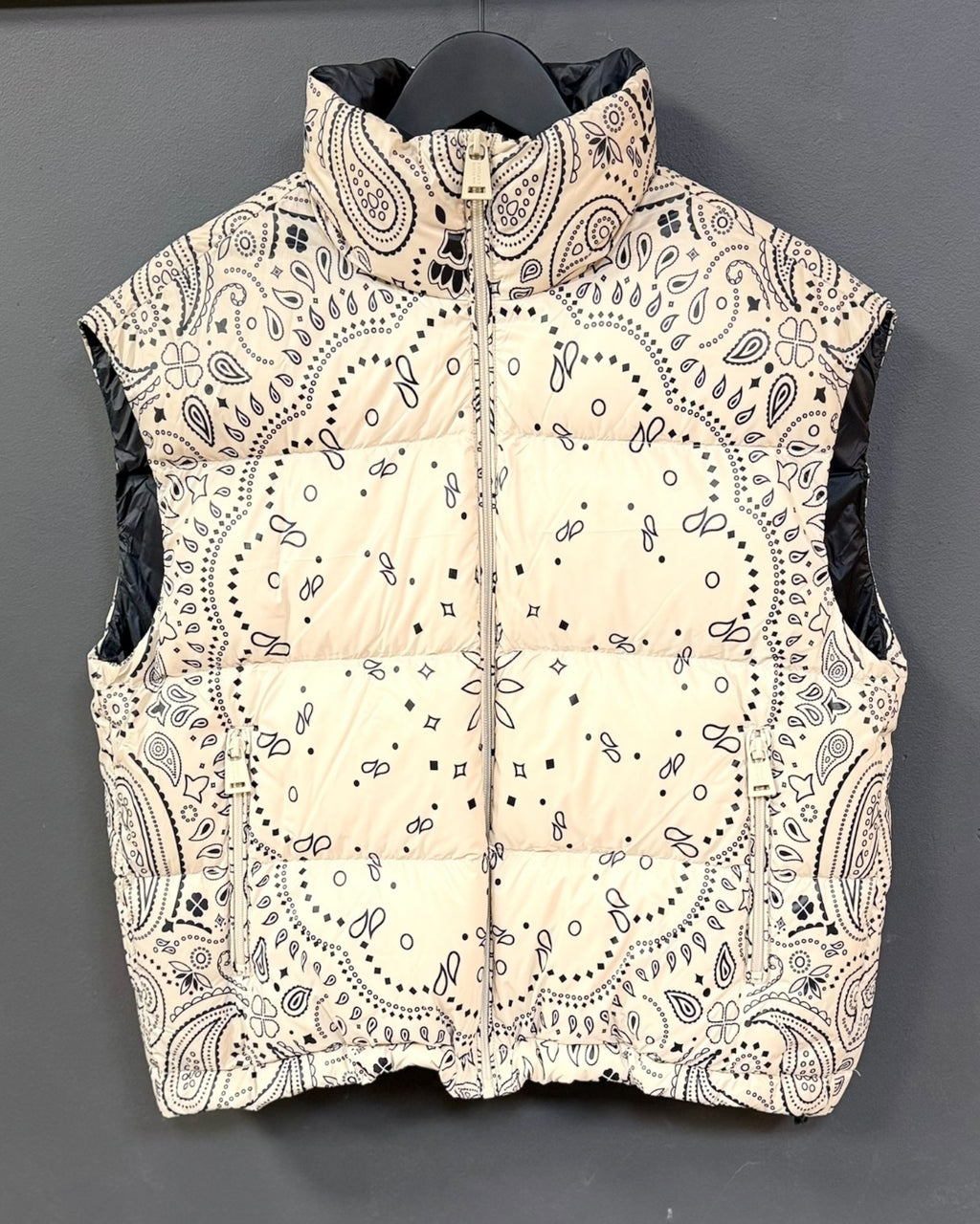 sable-zandkleurige-dames-gewatteerde-bodywarmer-met-hoge-hals-bandana-print-cantus-van-ma-petite-capsule-she-stories-gwen