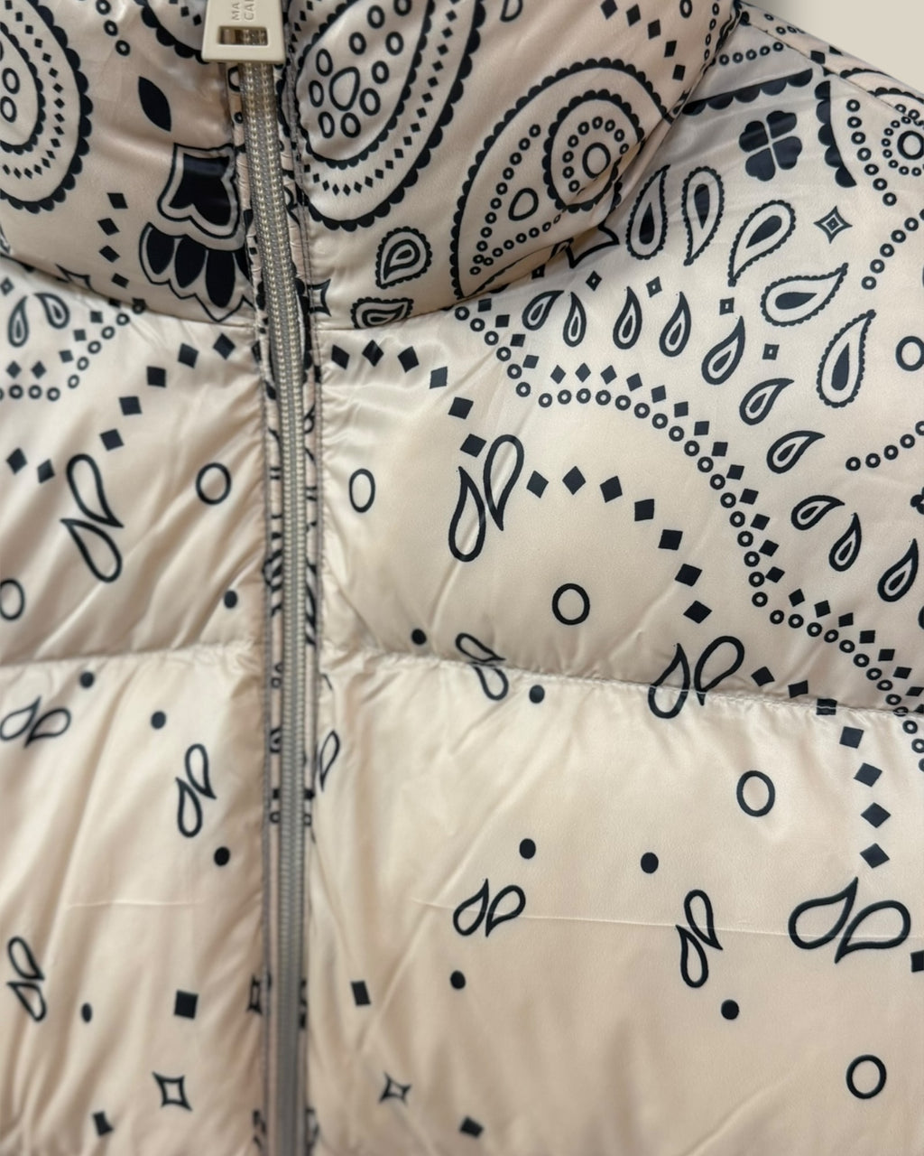 sable-zandkleurige-dames-gewatteerde-bodywarmer-met-hoge-hals-bandana-print-cantus-van-ma-petite-capsule-she-stories-gwen