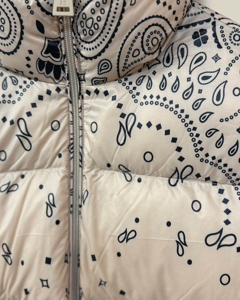 sable-zandkleurige-dames-gewatteerde-bodywarmer-met-hoge-hals-bandana-print-cantus-van-ma-petite-capsule-she-stories-gwen