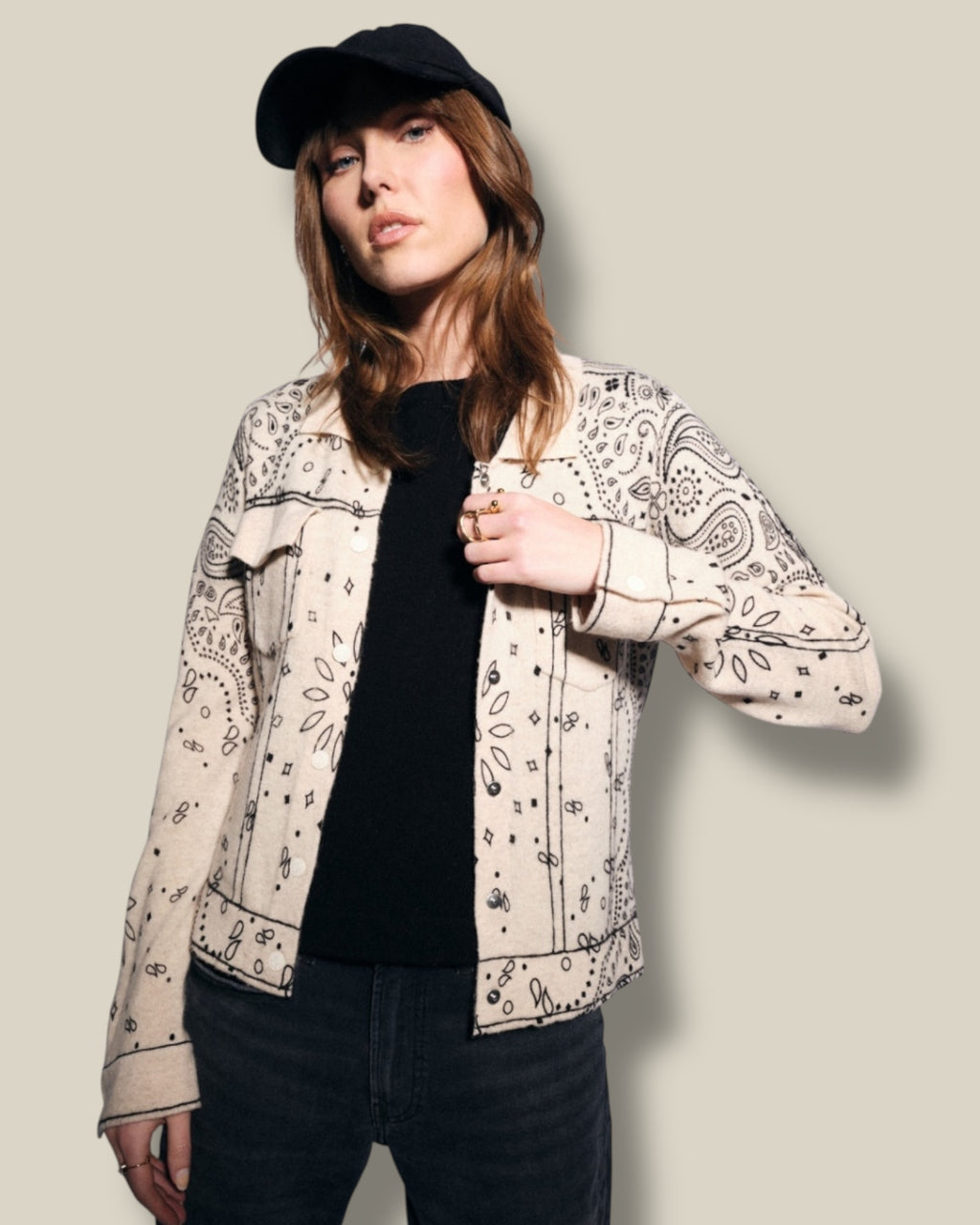 sable-zandkleurige-dames-jacket-met-bandana-print-lange-mouwen-stiksels-choupette-van-ma-petite-capsule-she-stories-gwen