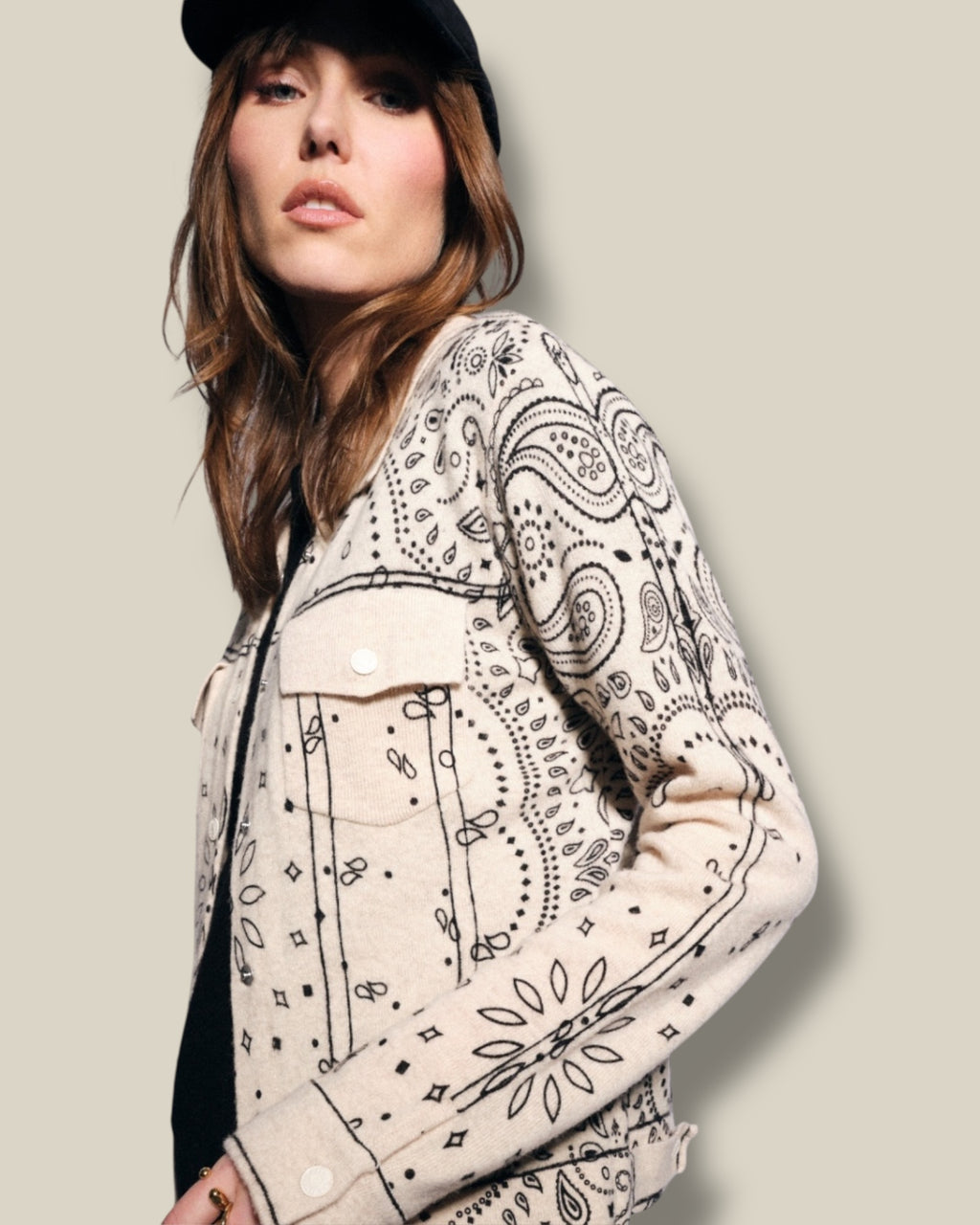 sable-zandkleurige-dames-jacket-met-bandana-print-lange-mouwen-stiksels-choupette-van-ma-petite-capsule-she-stories-gwen
